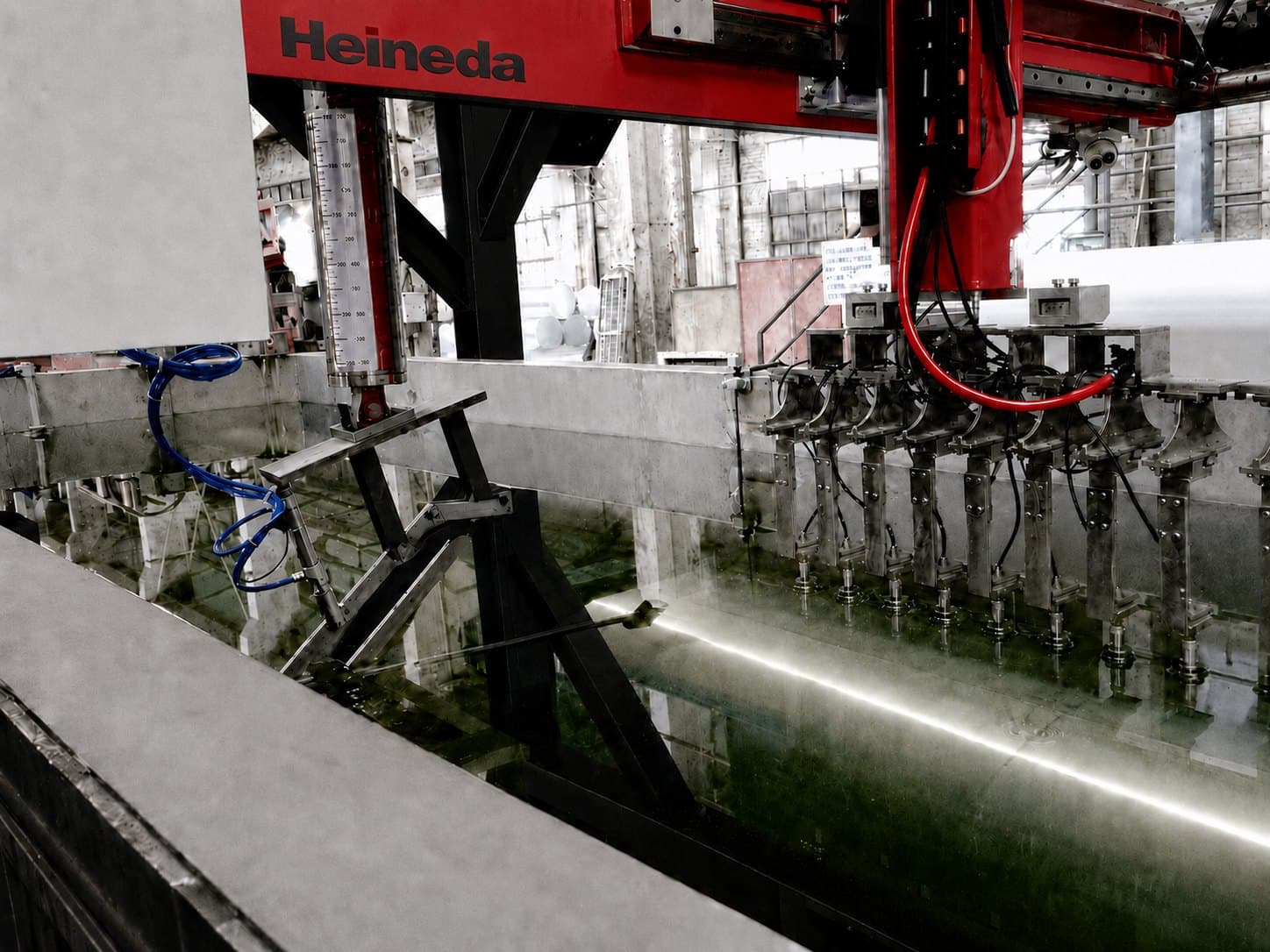 Water-immersion five-axis C-scan system with tank and motion stack for complex forgings and castings